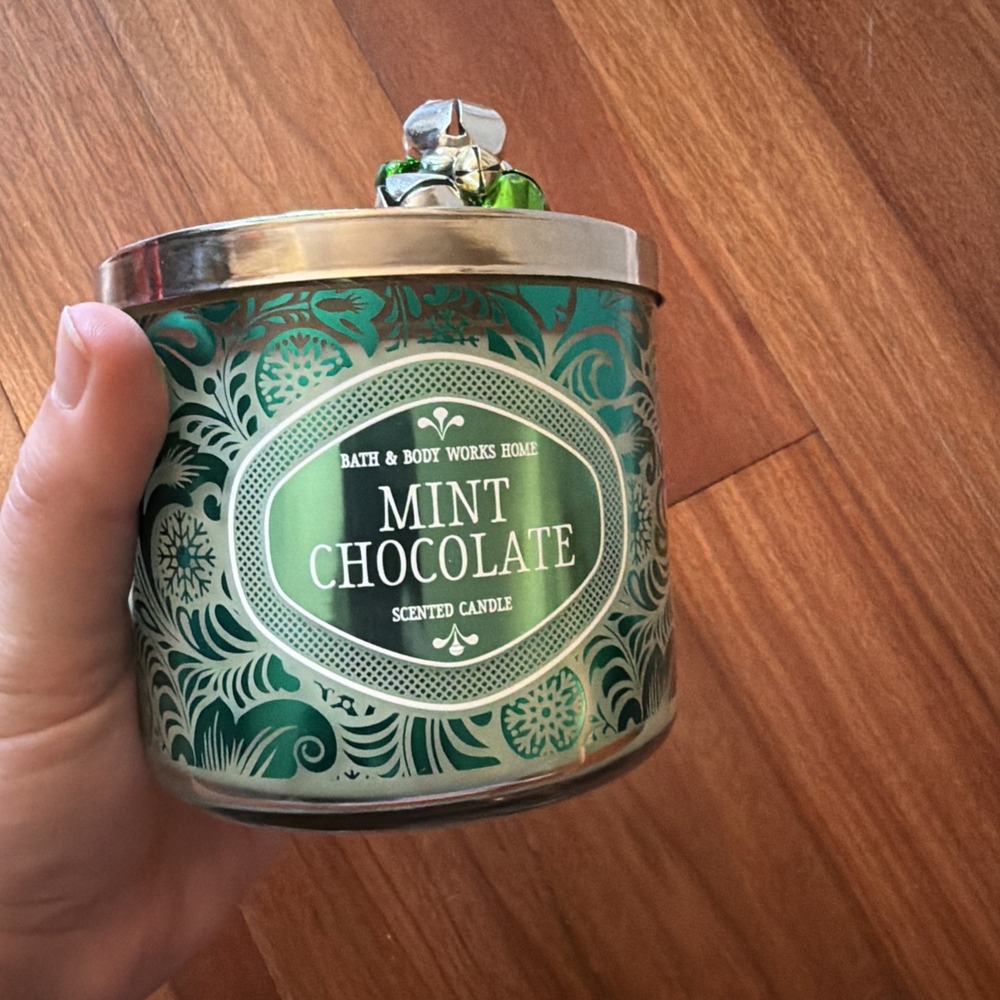 Bath & Body Works Mint Chocolate Scented Jar Candle Green Holiday Multiple Wicks - Picture 2 of 5